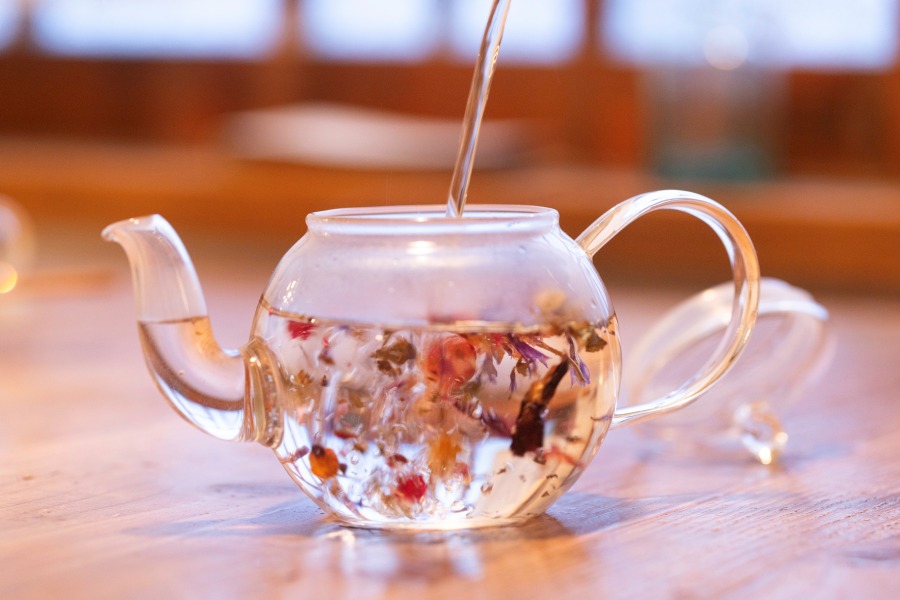 ポットの中でハーブの花や葉が開いていく様子も素敵です