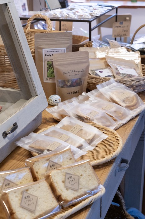 ハーブティーはテイクアウト可。占いやヨガなどのイベントも行っています