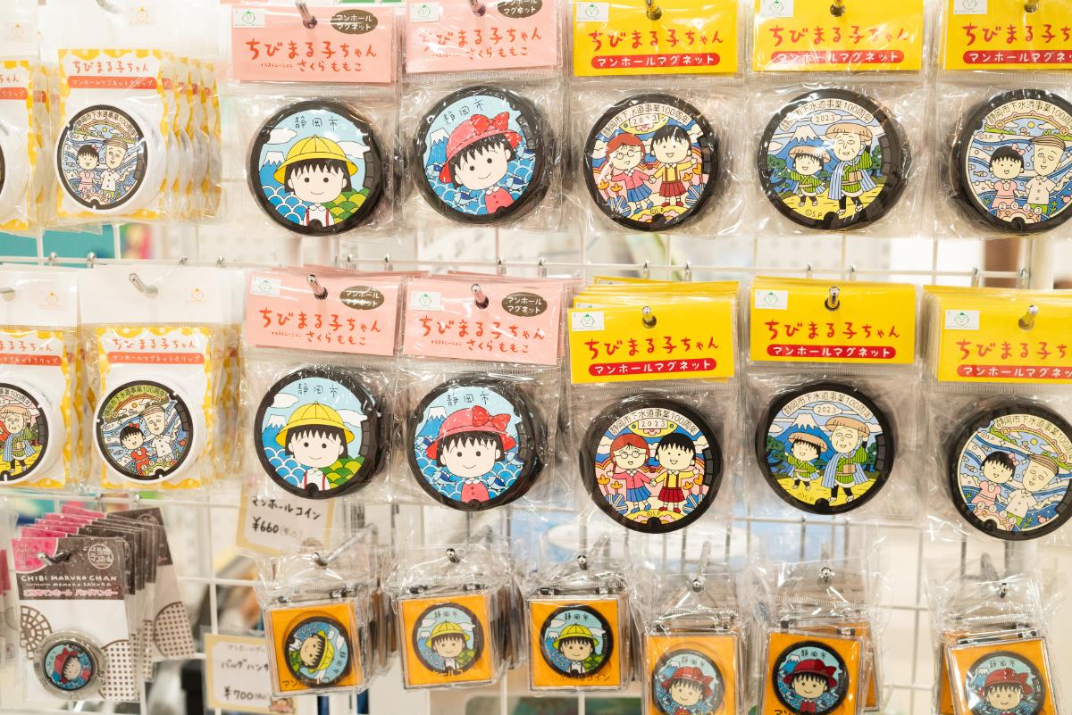 「マンホールマグネット」各550円、「マンホール2023缶バッジ」各440円