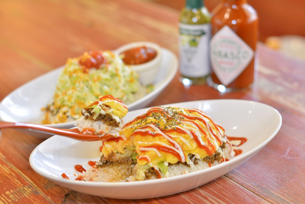 手前／オムタコ　奥／タコライス