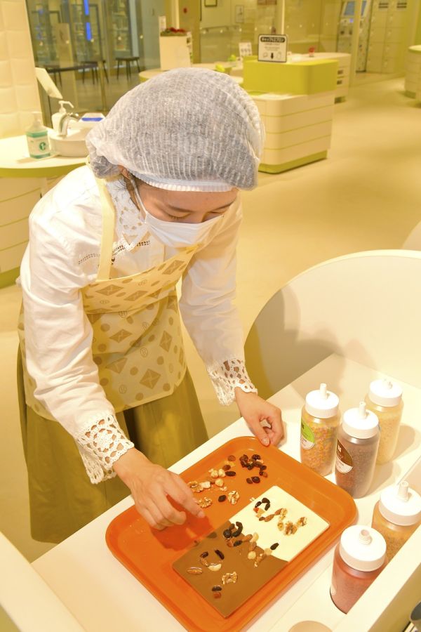 さっそく、エプロンとキャップを身につけて作業開始!