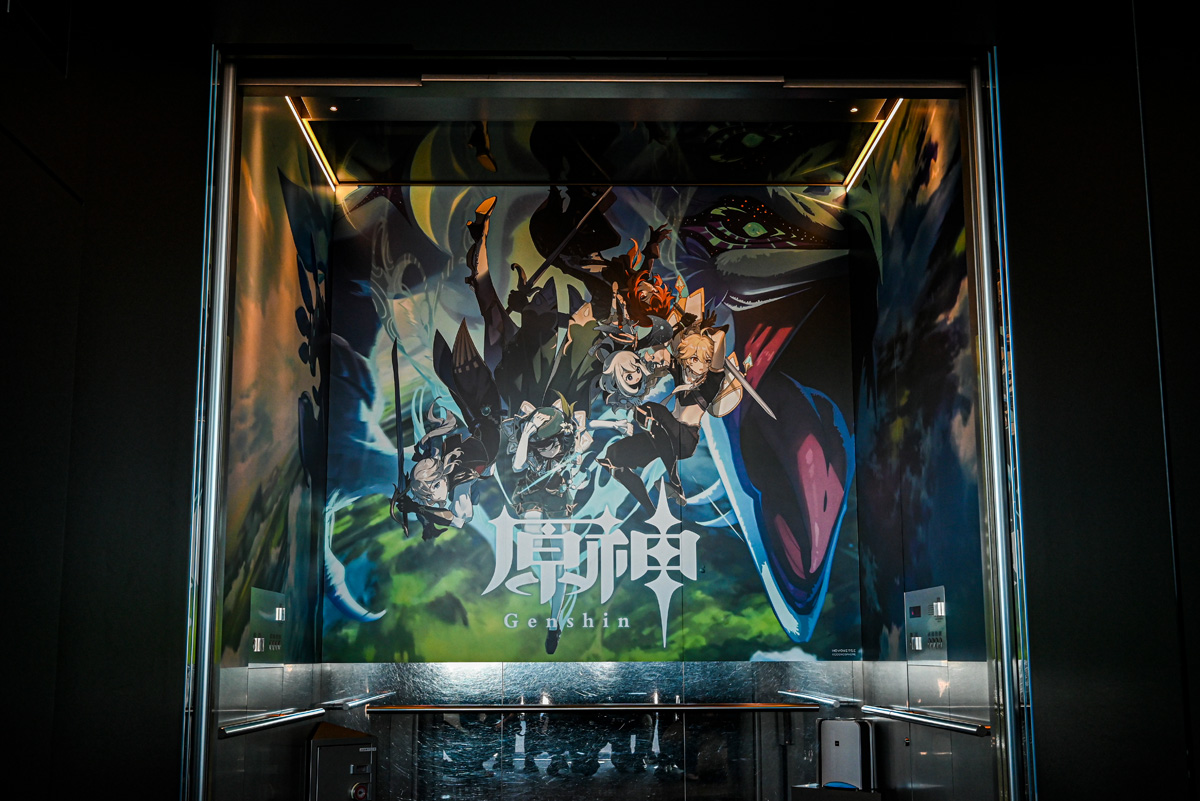 エレベーターの中はコラボの特別仕様に！