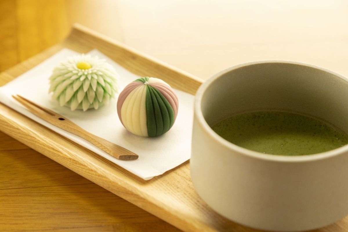 上級者向けの「ハサミ菊」（左）、「秋手毬」（右）