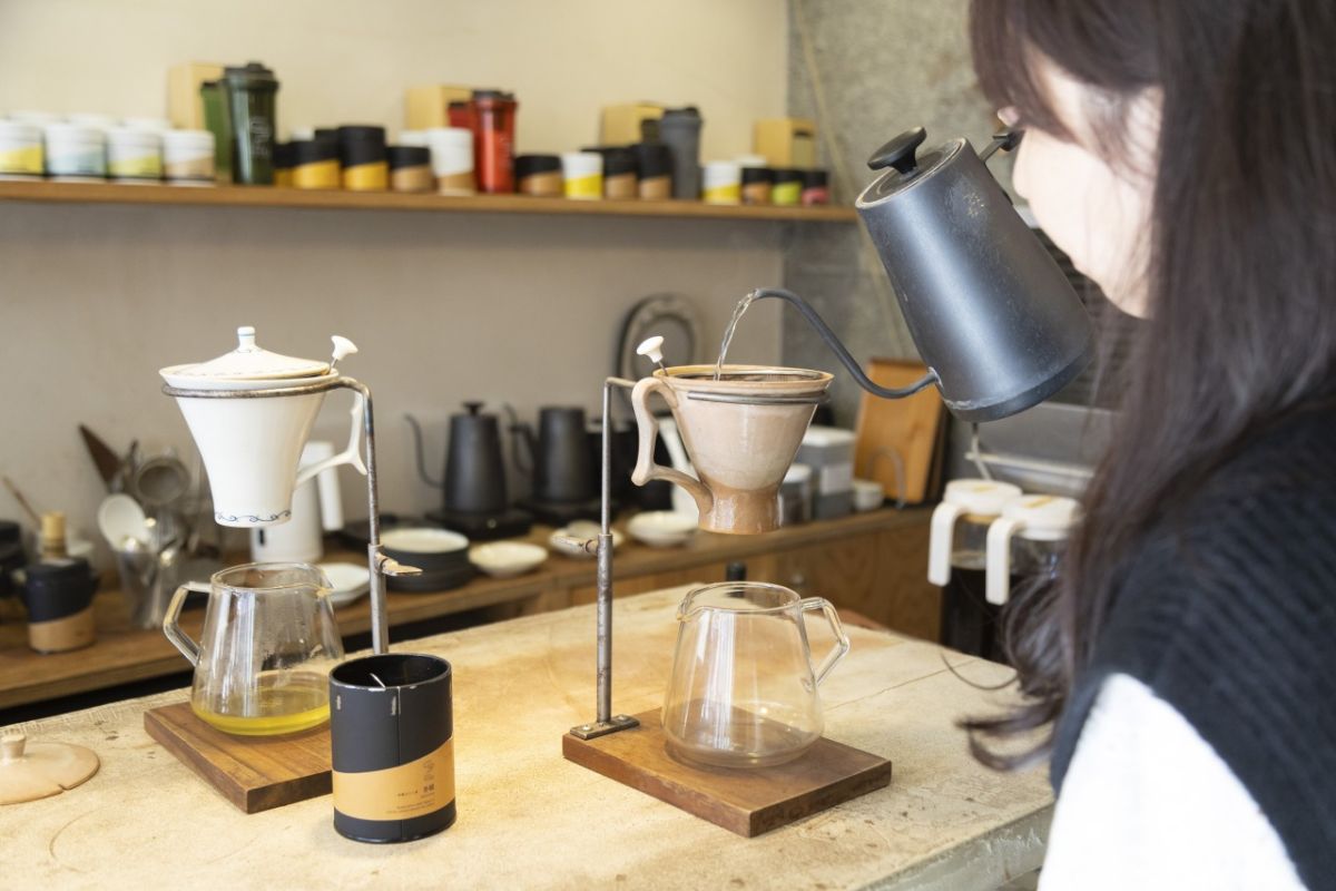 コーヒーのように回しながらお湯を注いでいく