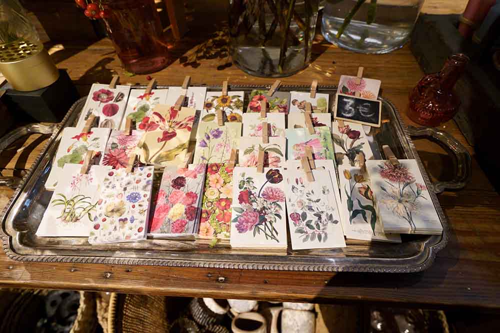 「メッセージカード」€3。愛らしい花々が描かれている