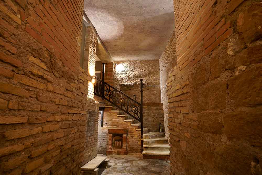 写真中央にある小さな四角い穴は、ムッソリーニが利用していた地下通路の入口