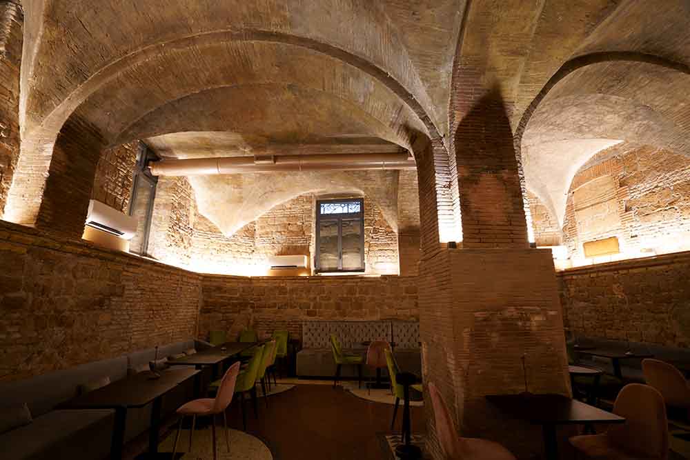 地下1階は、バジリカ・ウルピア聖堂時代の面影を残した空間。レンガ造りのアーチが美しい