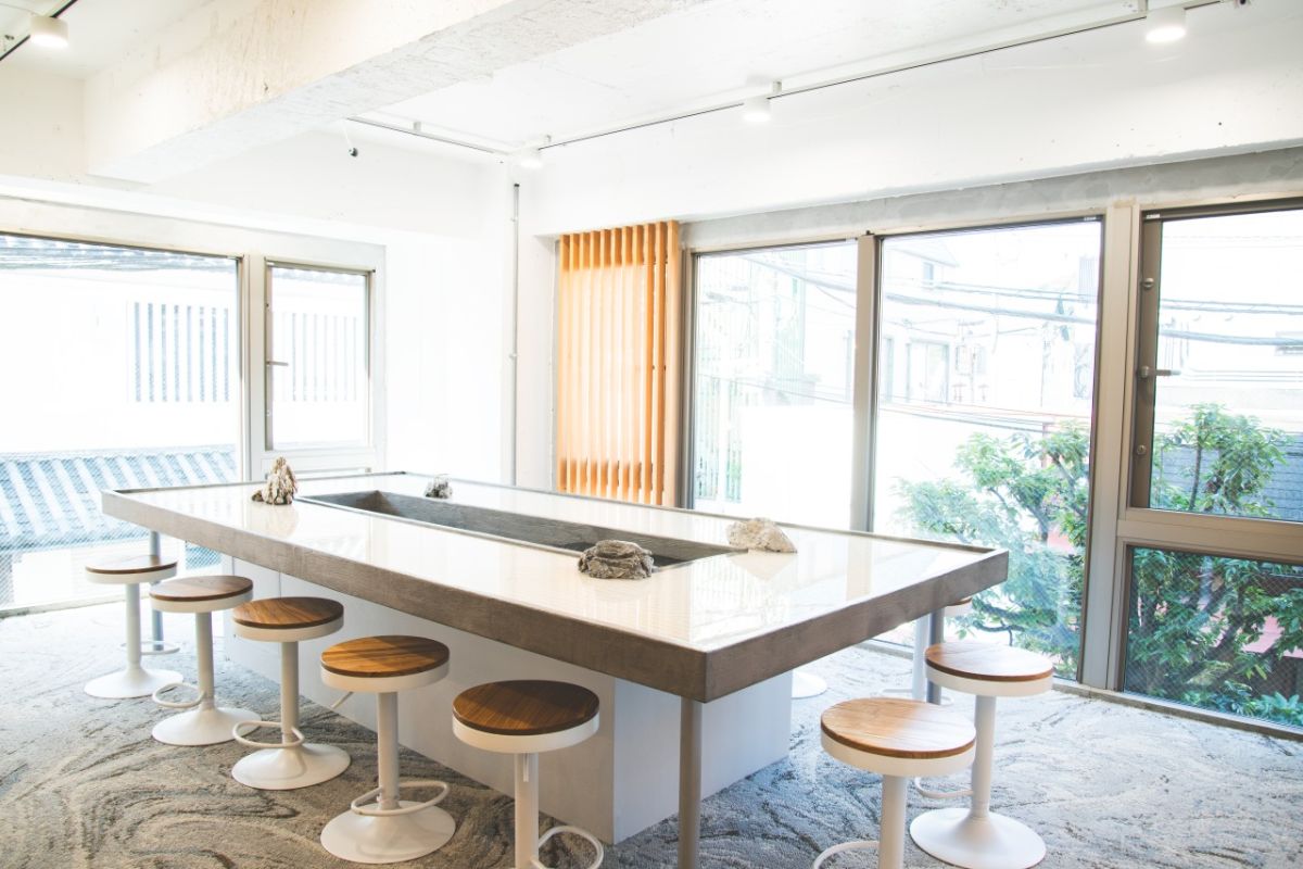 ウォーターテーブルのある店内