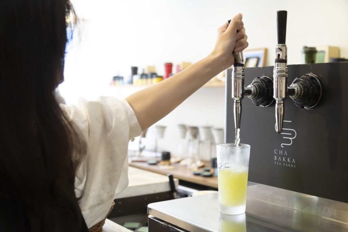 ドラフトティーに使用する茶葉は、深蒸し煎茶の「あさつゆ」