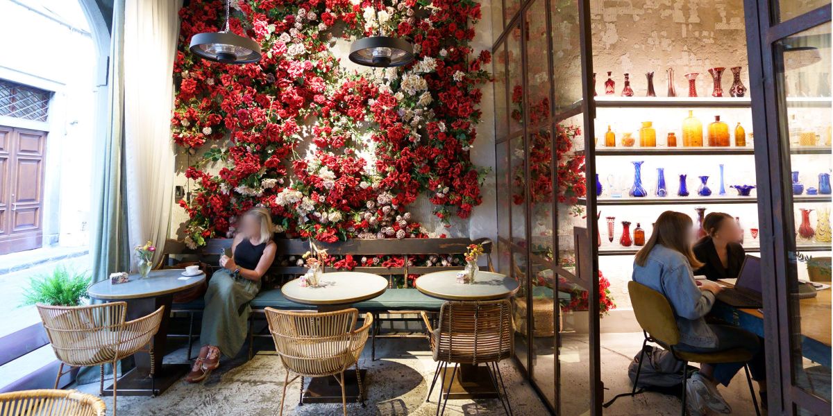 【2024年イタリア最新情報】フィレンツェのおしゃれカフェ「ラ・メナジェレ」に注目！花とエレガンスが織りなす優雅なひととき。