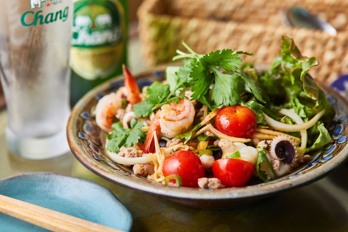 ピタックごはんメニュー「ヤムママー」1050円　タイのビール「チャーン」750円