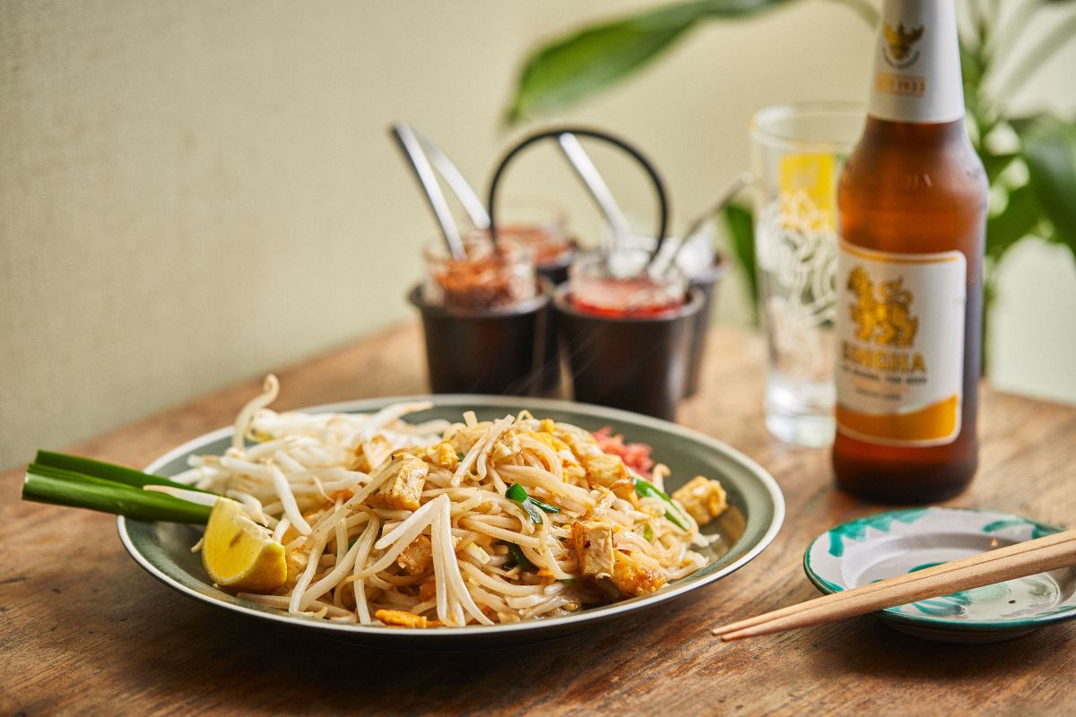 「パッタイ」1000円　タイのビール「シンハー」750円