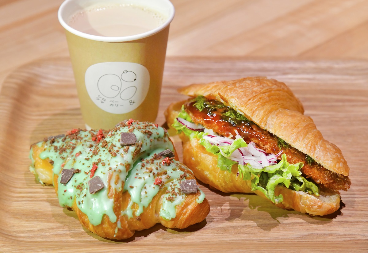 （左）チョコミントのクロワッサン（490円）、（右）国産すじ青のり&ホッケフライサンド（680円）