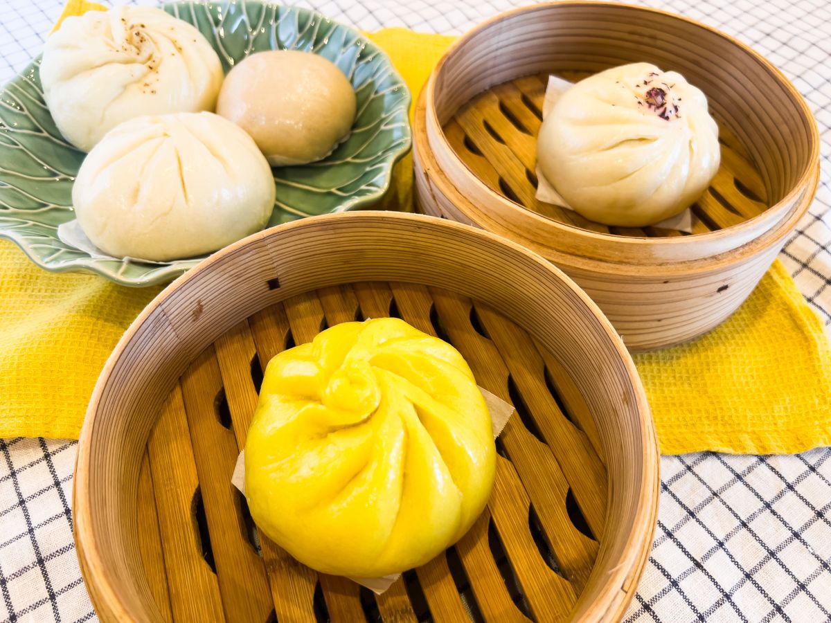 （手前）「ガパオ饅」、（左奥）手前から時計回りに「御肉饅」「きのこブルー饅」「おやつ饅（カヤ）」、（奥右）「鶏柴漬饅」各450円（おやつ饅は300円）／日持ち：冷蔵で5日