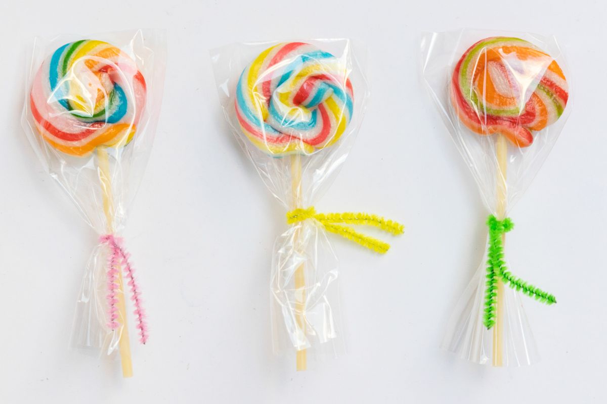気になる箱の中身は…カラフルでかわいいぺろぺろキャンディ