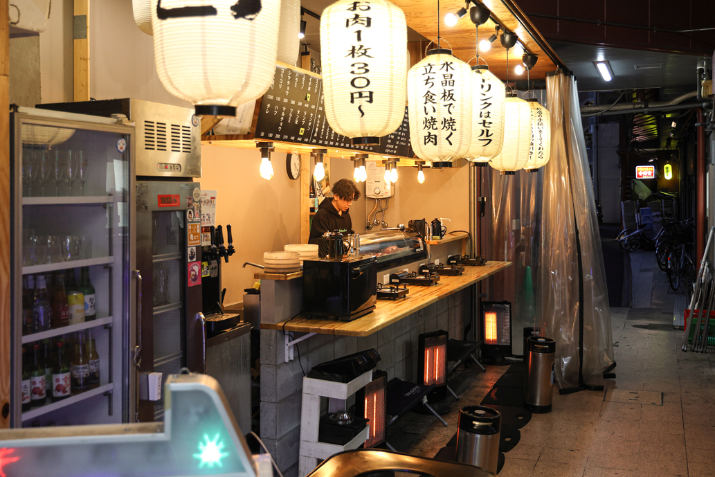 8人ほどが並んで飲食できるカウンター席