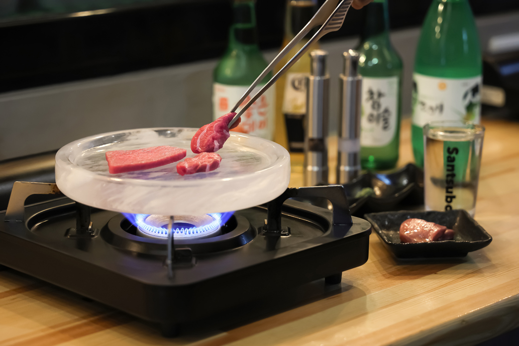 カウンターには水晶鍋が乗ったコンロが並ぶ