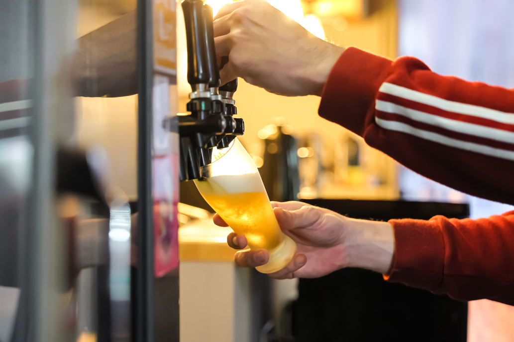 ドリンクサーバーは説明書付きで初心者でもつぐことができる