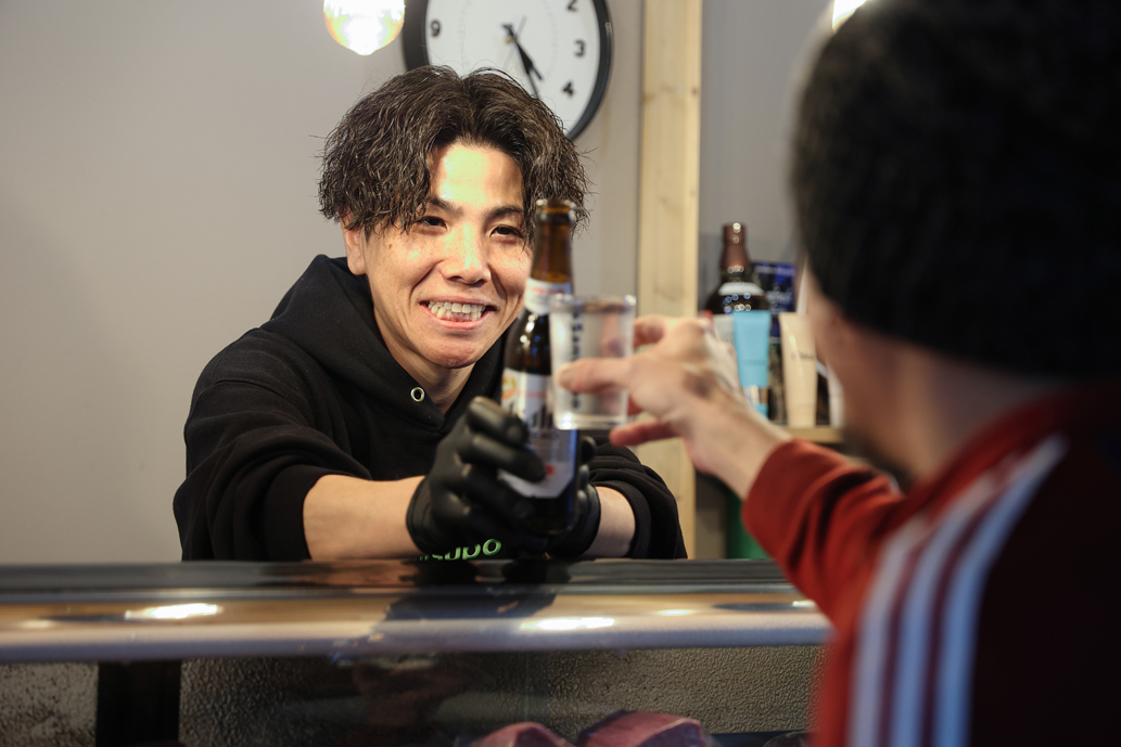 オーナーの石井健太さんとカウンター越しに乾杯