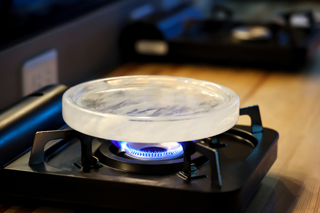 透明でおしゃれな雰囲気も魅力の水晶板の焼き台