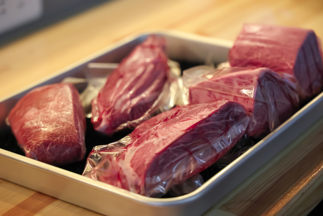 肉はこぶし大の大きさでパックにしたものを使用