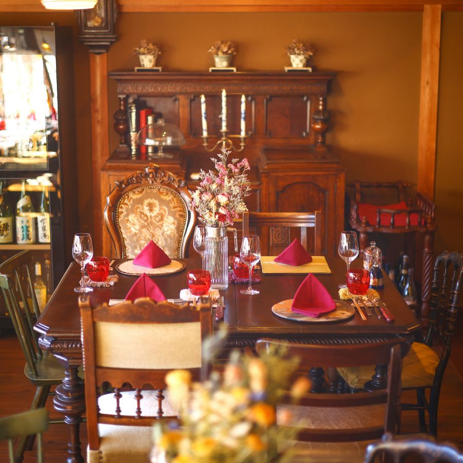 ユニークなアンティーク家具がずらり