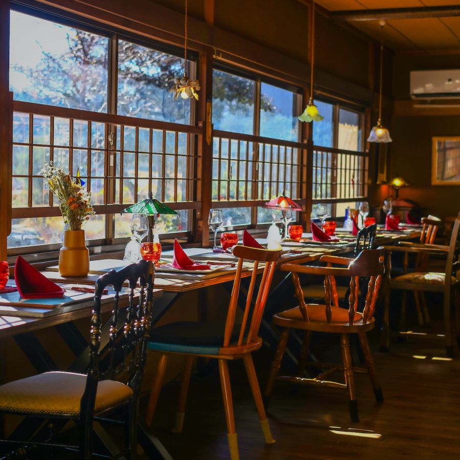 四季折々の景色を眺められるカウンター席