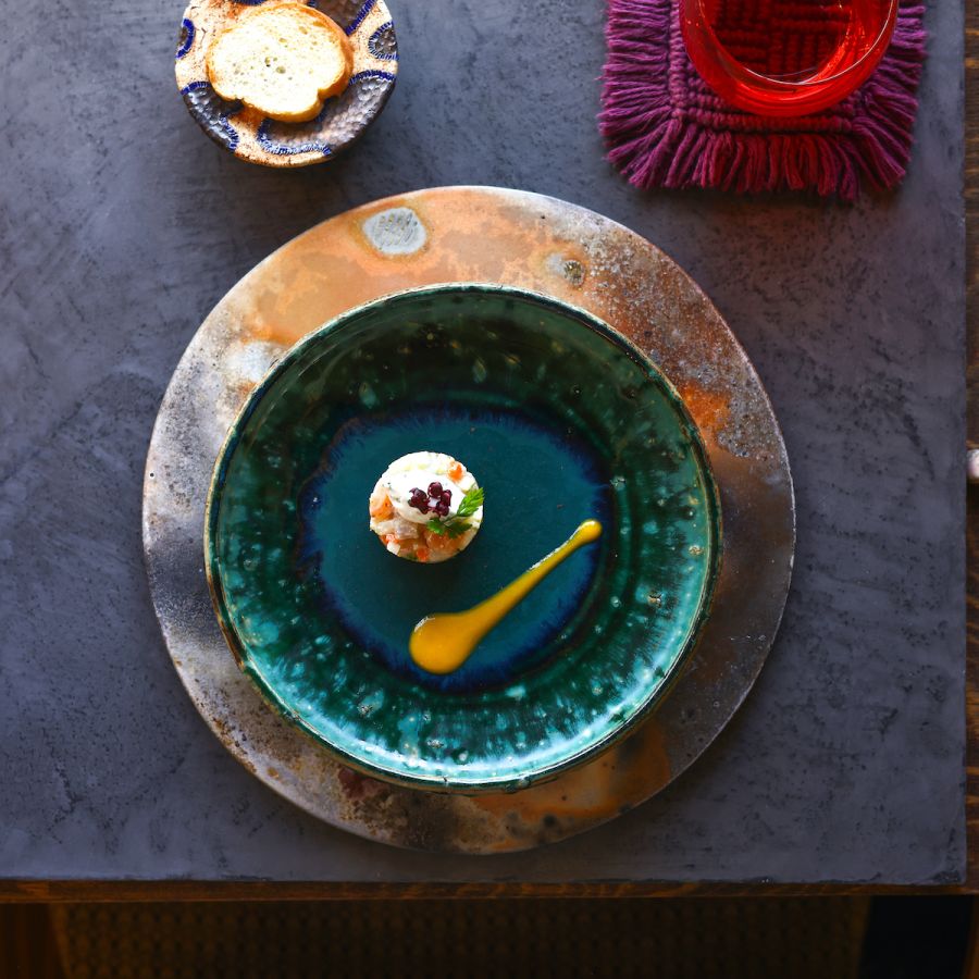 前菜は丹文窯（たんぶんがま）の器にのせて