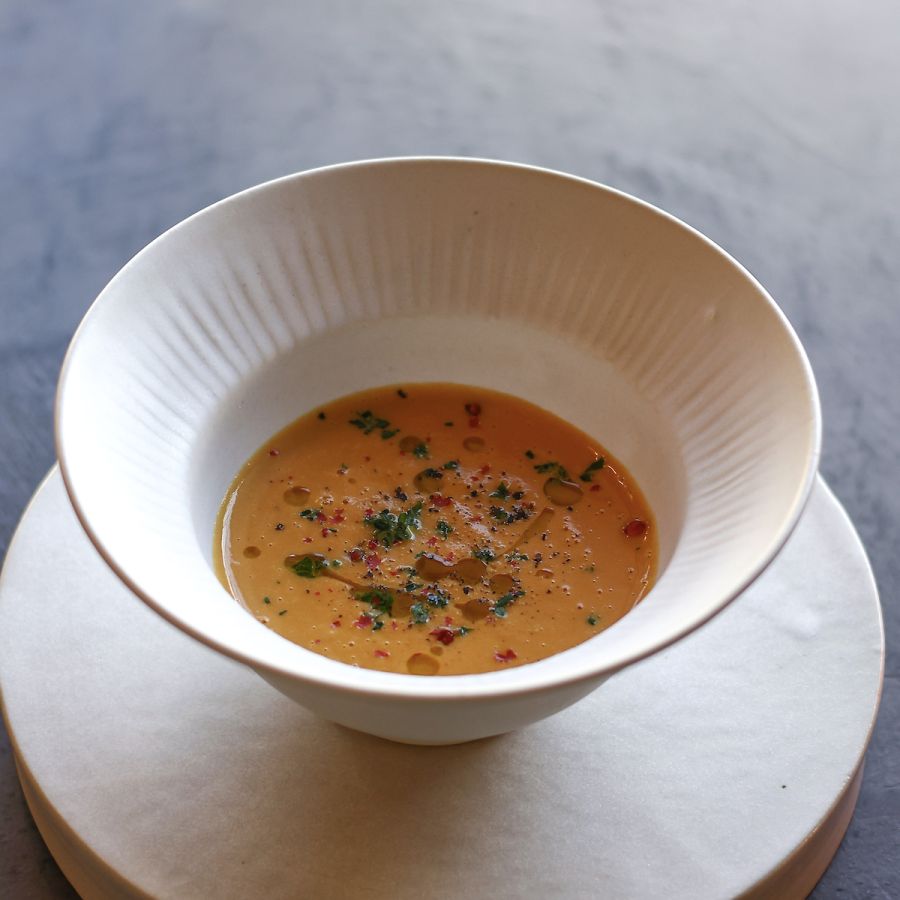 にんじんのポタージュは祥公窯（しょうこうがま）の器に。