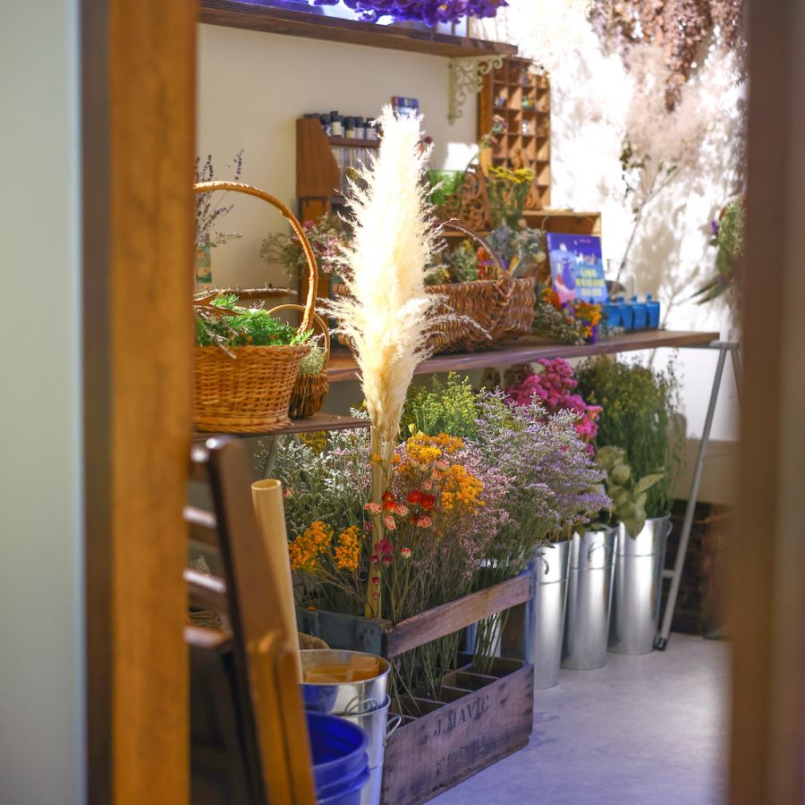 中をのぞくとドライフラワーが！