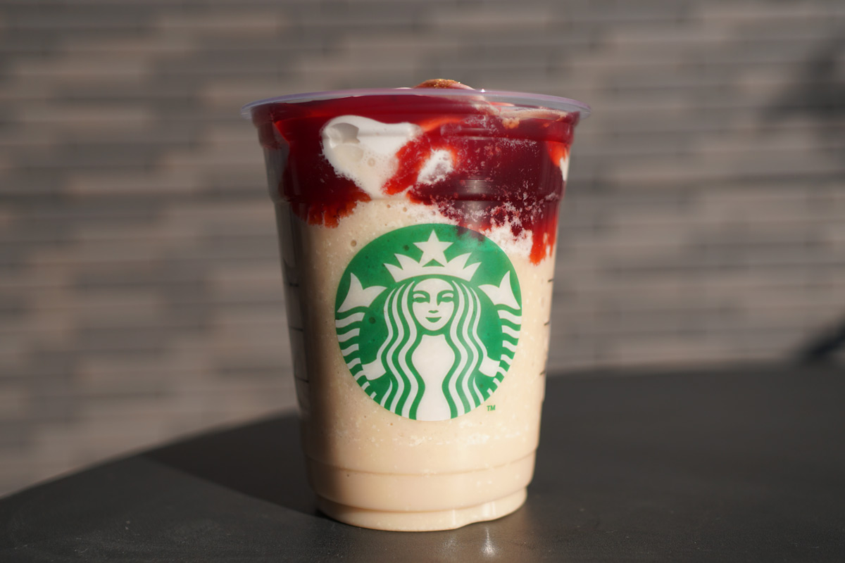 「ルージュ ホワイト オペラ フラペチーノ®」Tallサイズのみ 776円（持ち帰り）、790円（店内利用）※アーモンドミルクを使用しています。アーモンドミルクは牛乳や乳飲料ではありませんが、本商品には乳成分を含みます。