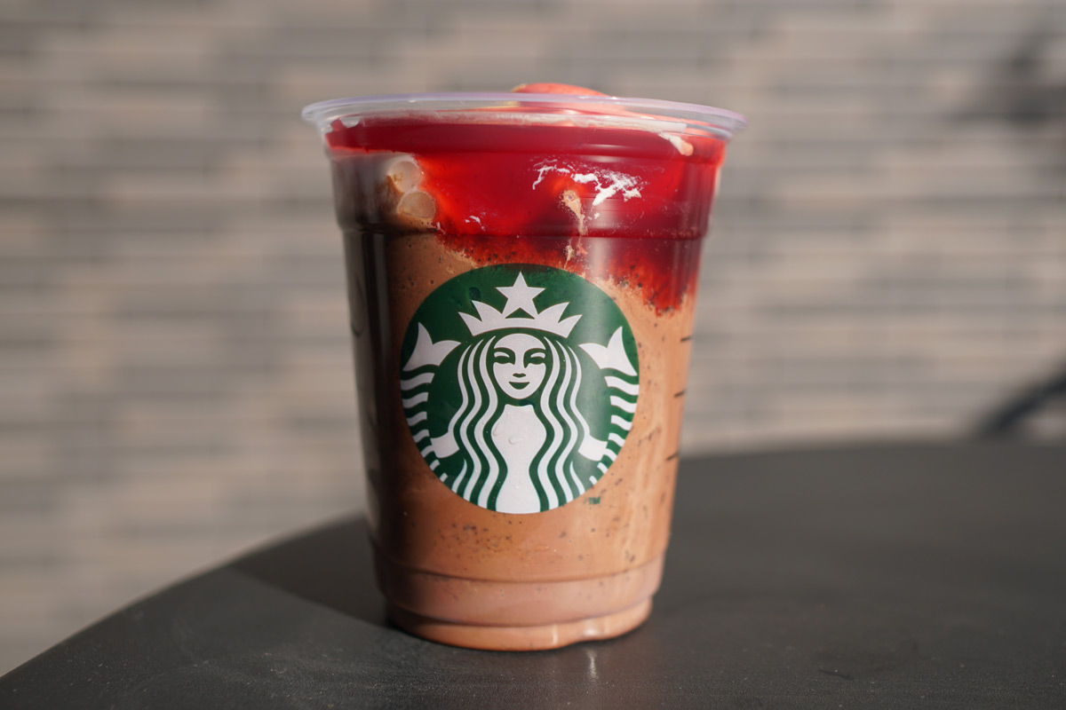 「ルージュ オペラ フラペチーノ®」Tallサイズのみ 776円（持ち帰り）、790円（店内利用）※アーモンドミルクを使用しています。アーモンドミルクは牛乳や乳飲料ではありませんが、本商品には乳成分を含みます。