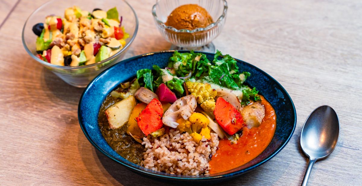 100%プラントベースでカレーの概念を覆す! 横浜「RUCY +R」のカレーで体も心も元気に