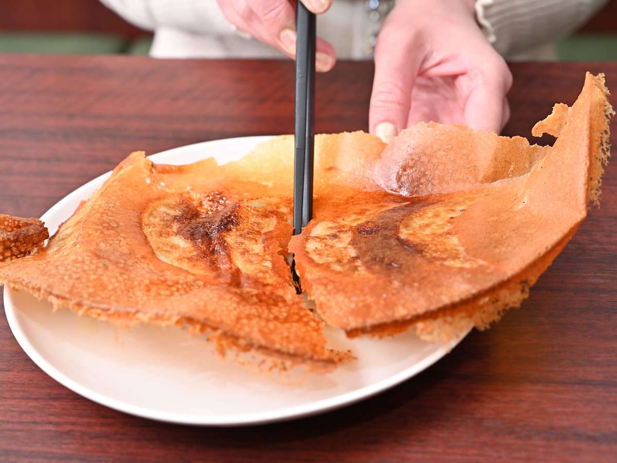 羽根だけでなく、餃子自体も1個10cmと大きめサイズ！