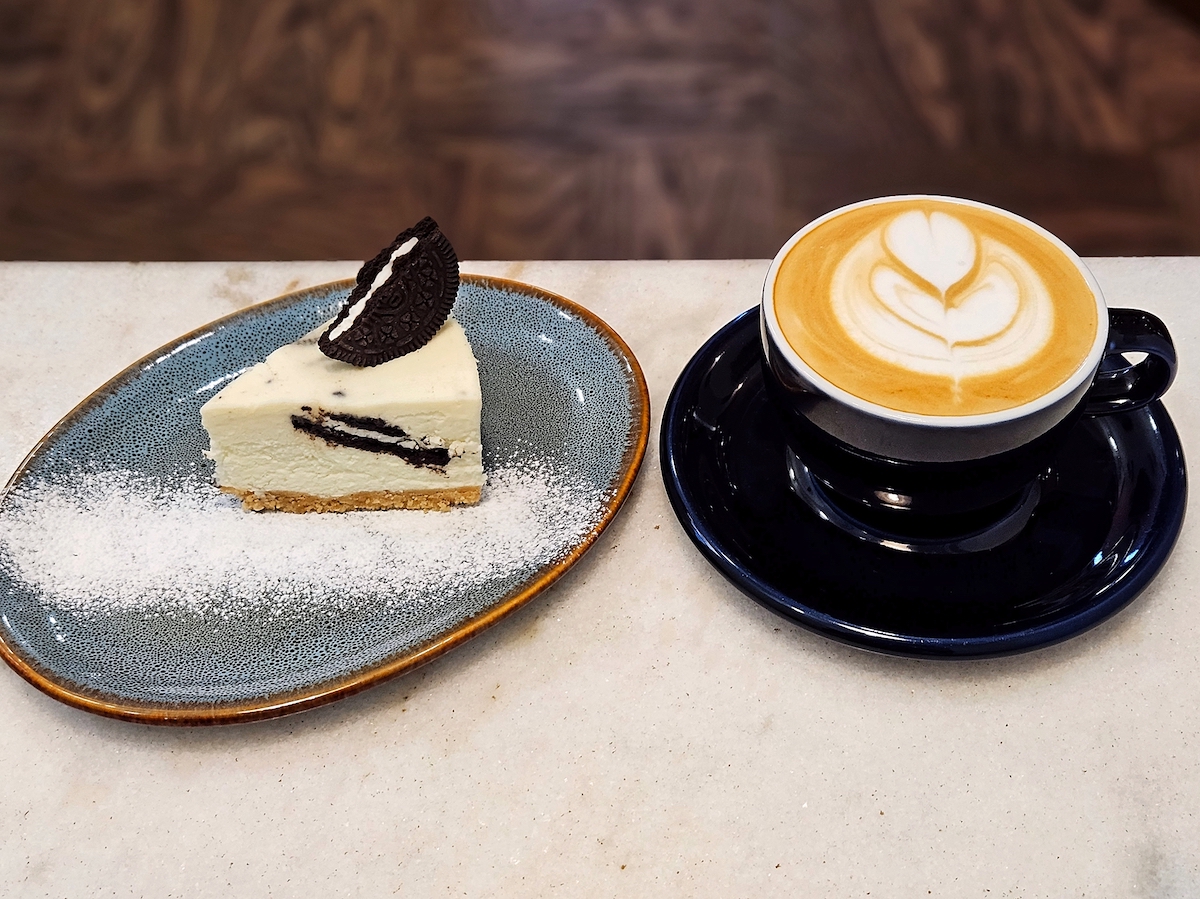 オレオの生クリームチーズケーキ 600円、ラテ 560円