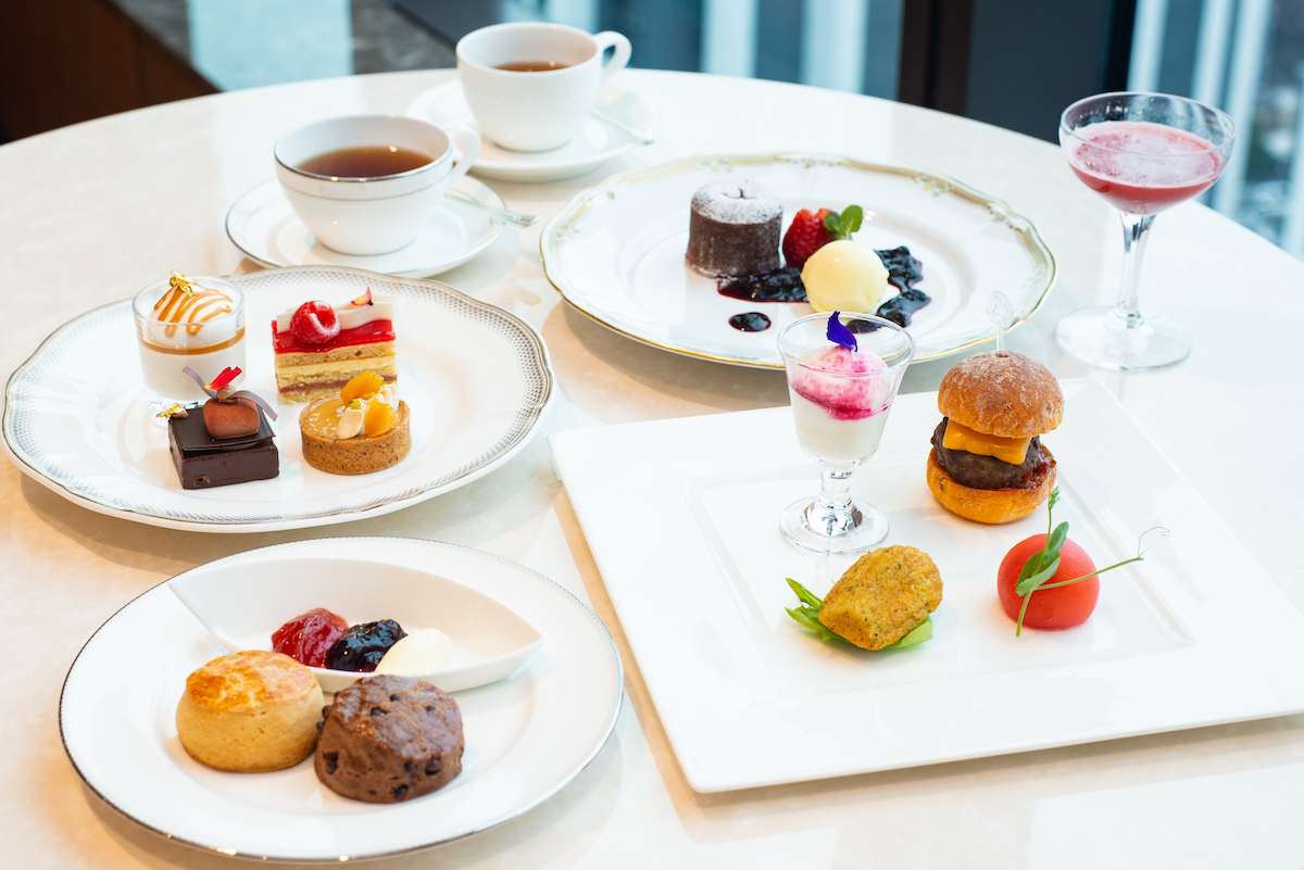 当日、提供されたアフタヌーンティー「Patissier’s Table」。写真左下から時計回りにスコーン2種、スイーツ、アシエットデセール、モクテル、セイボリー
