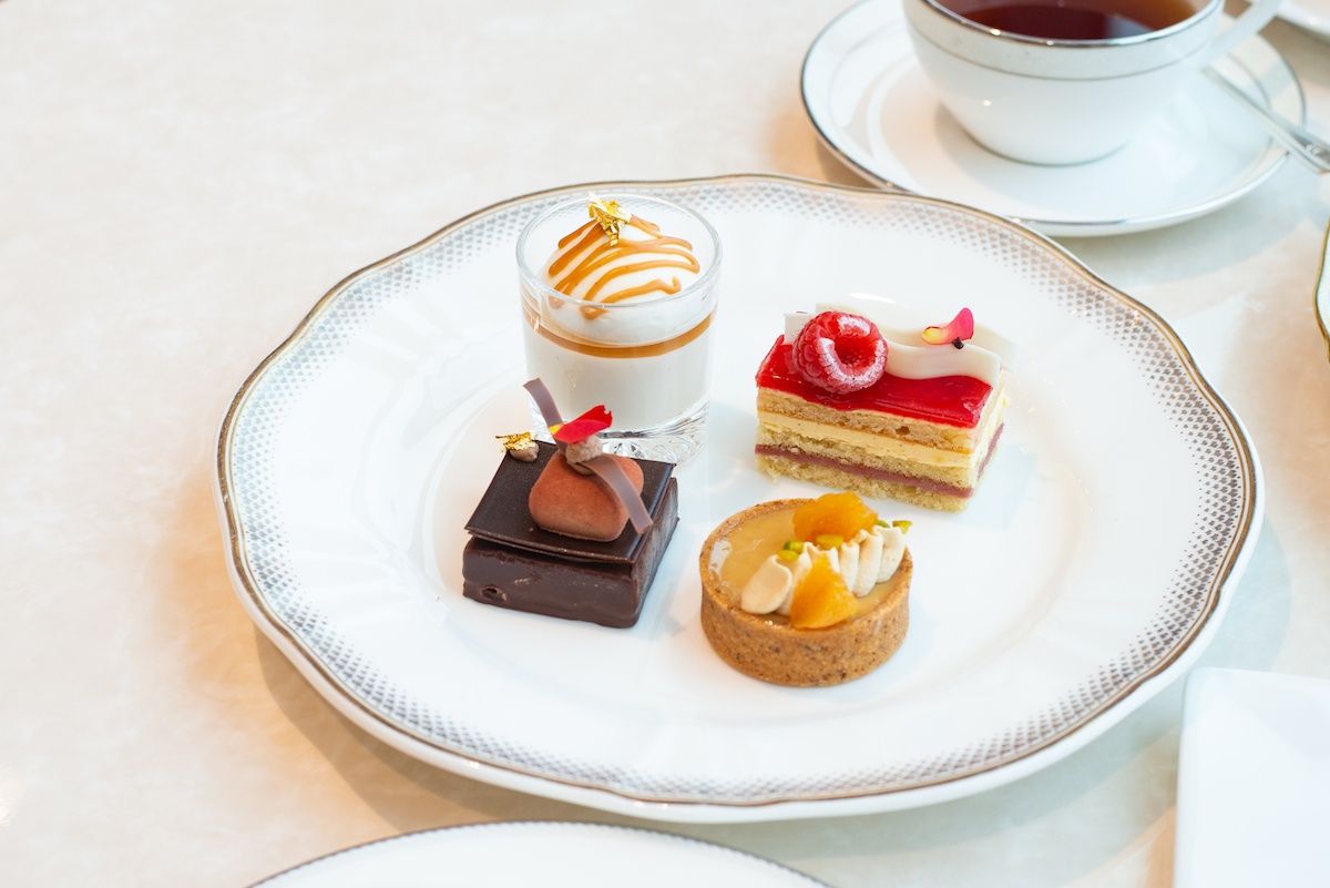 いくつもの工程を踏みながら、丁寧に仕上げられたスイーツ4点。右上の赤いケーキには、「第4のチョコレート」と呼ばれるルビーチョコレートが使われています