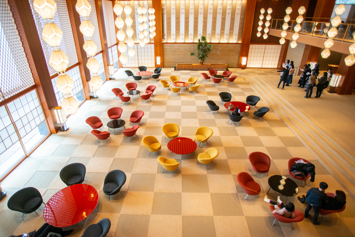 「プレステージタワーロビー」のテーブルと椅子は、梅の花を模した配置に
