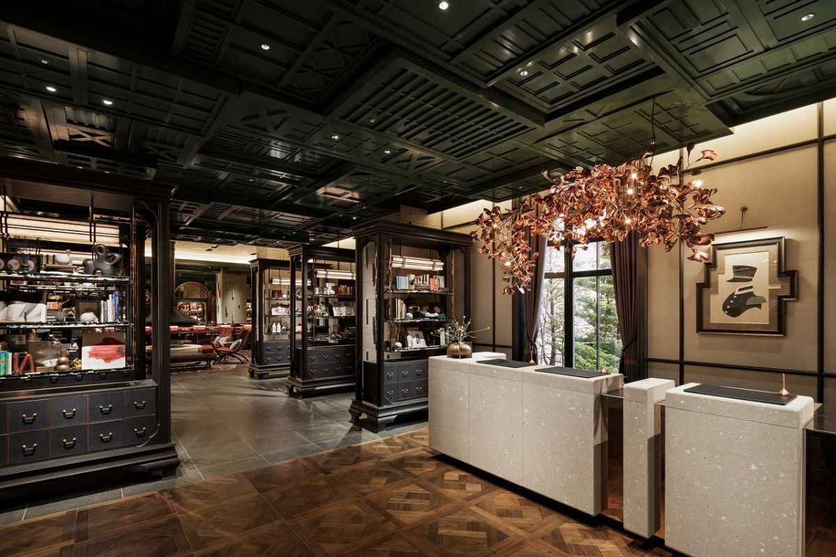 レセプションは、重厚さと洗練された軽やかさが同居する心落ち着く空間／ホテル創成札幌 Mギャラリー