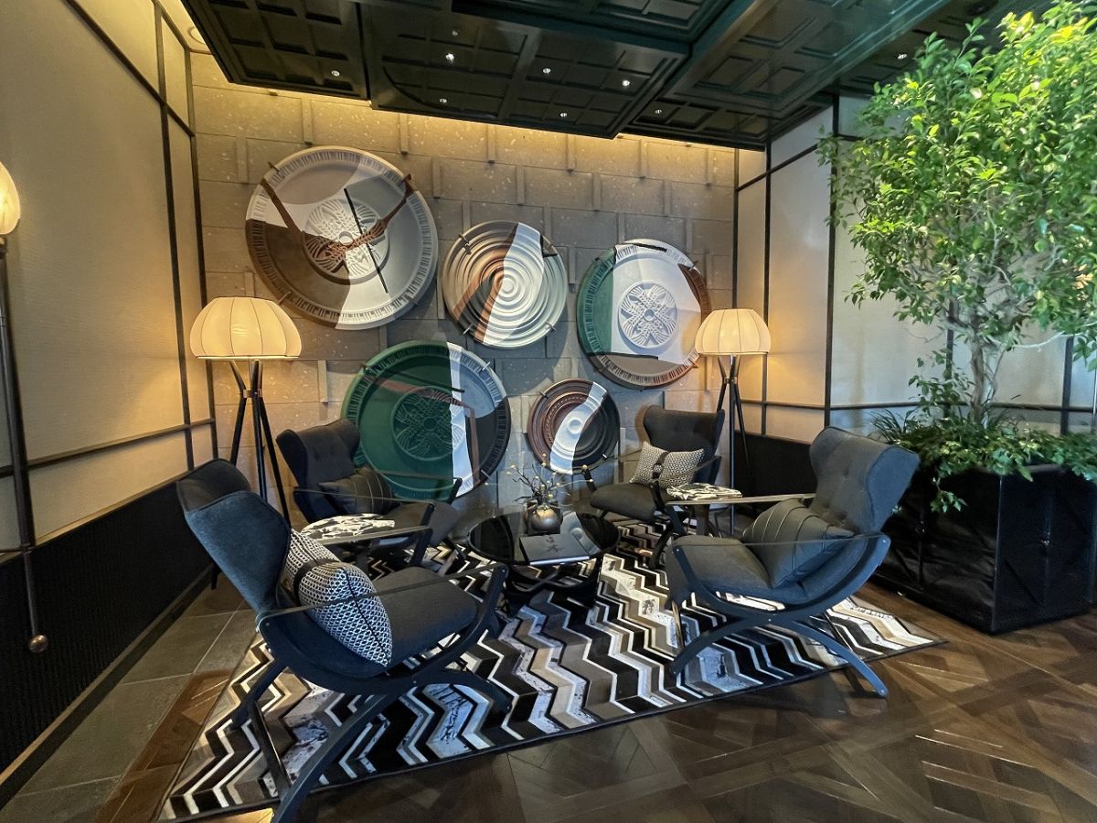 壁面を彩るメダリオンのなかには前身であるホテルクラビーサッポロから引き継いだものも