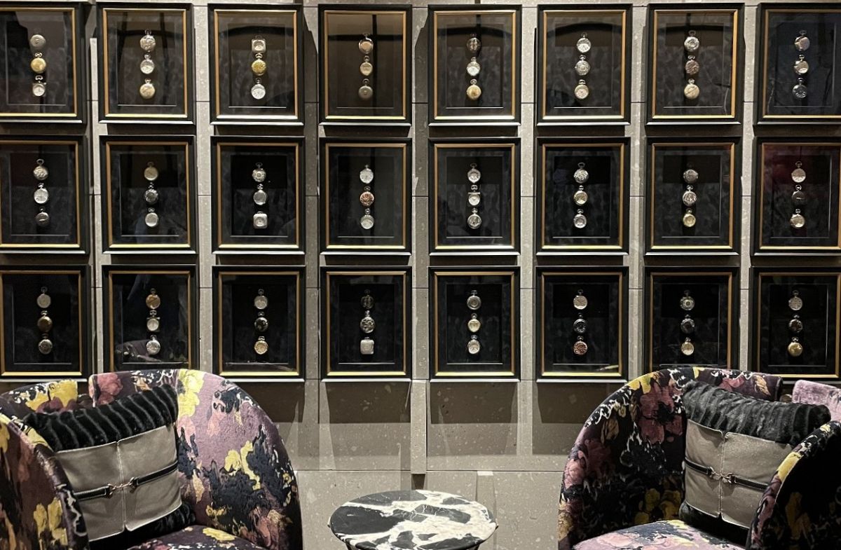 エレベーターホールに飾られた懐中時計