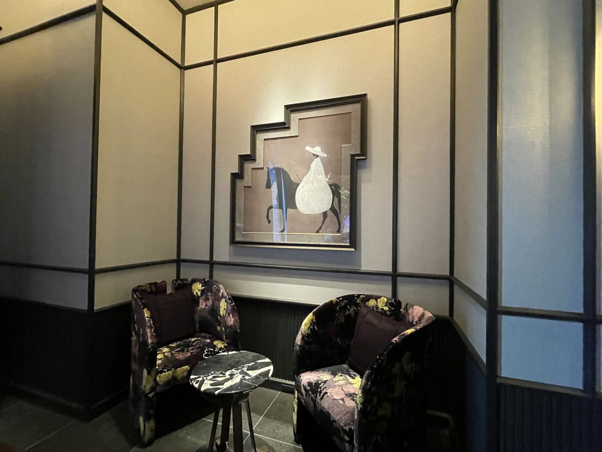 馬を描いた作品や馬具をモチーフにした作品が館内あちこちに配されているので、ぜひ探してみて