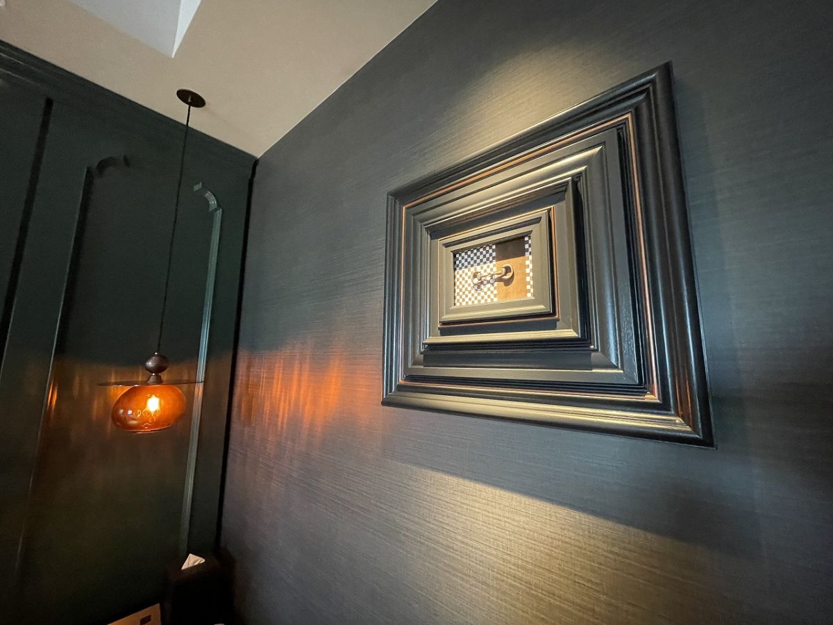 馬具を素材にしたアート作品と香水瓶をモチーフにしたペンダントライト