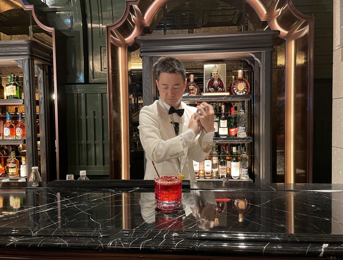 カウンターに座ってバーテンダーさんと会話を交わし、カクテルをリクエスト。そんな体験が気軽にできるのもホテルバーならでは