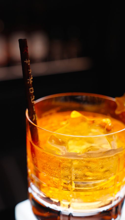 「五稜星」をかたどった氷に、北海道麦酒醸造所のシンボルでもある煙突、きらきらと光が漏れる仕掛け…。思わず写真を撮りたくなるオリジナルカクテル「創成ポラリス」（1800円。ノンアルコールは1500円）／ホテル創成札幌 Mギャラリー