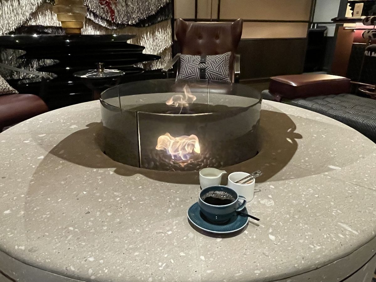 ゆらゆらと炎が揺れる暖炉を眺めながら開拓の昔に思いをはせるひと時は格別／ホテル創成札幌 Mギャラリー