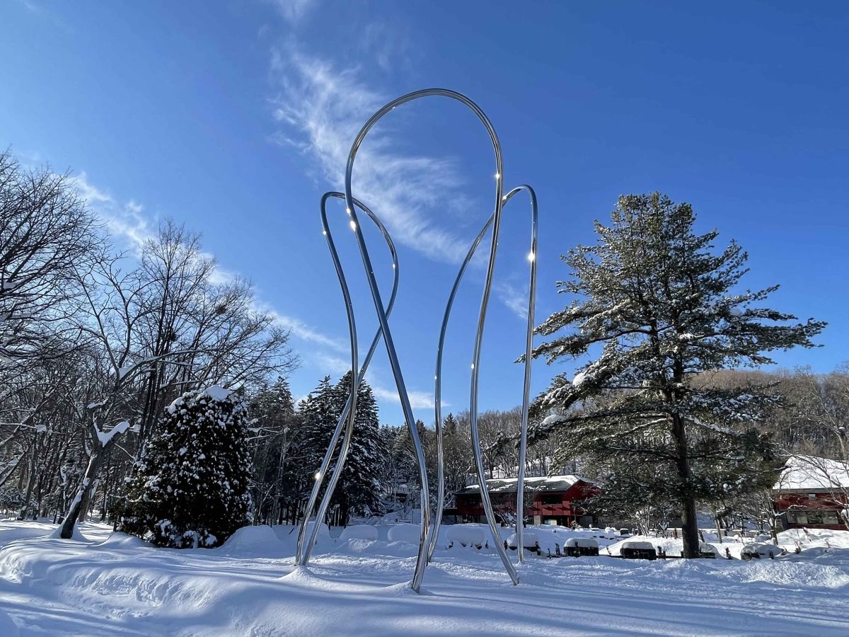 ゲートを入った正面で出迎えてくれる≪空と地の軌跡≫（伊藤隆道）