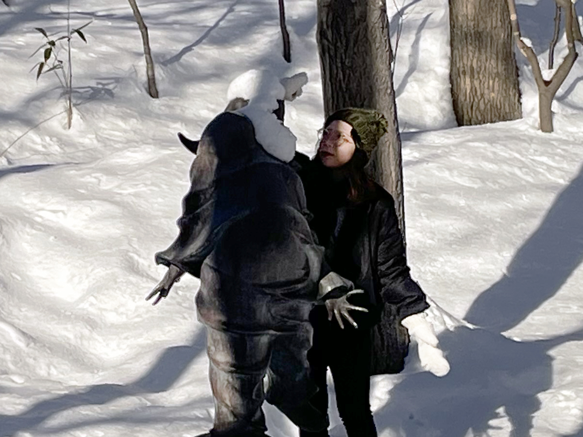 夏には下から見上げる彫刻も、雪の上に立つ冬だけは正面から顔をのぞき込めちゃう！　≪風の中の道化≫（坂坦道）