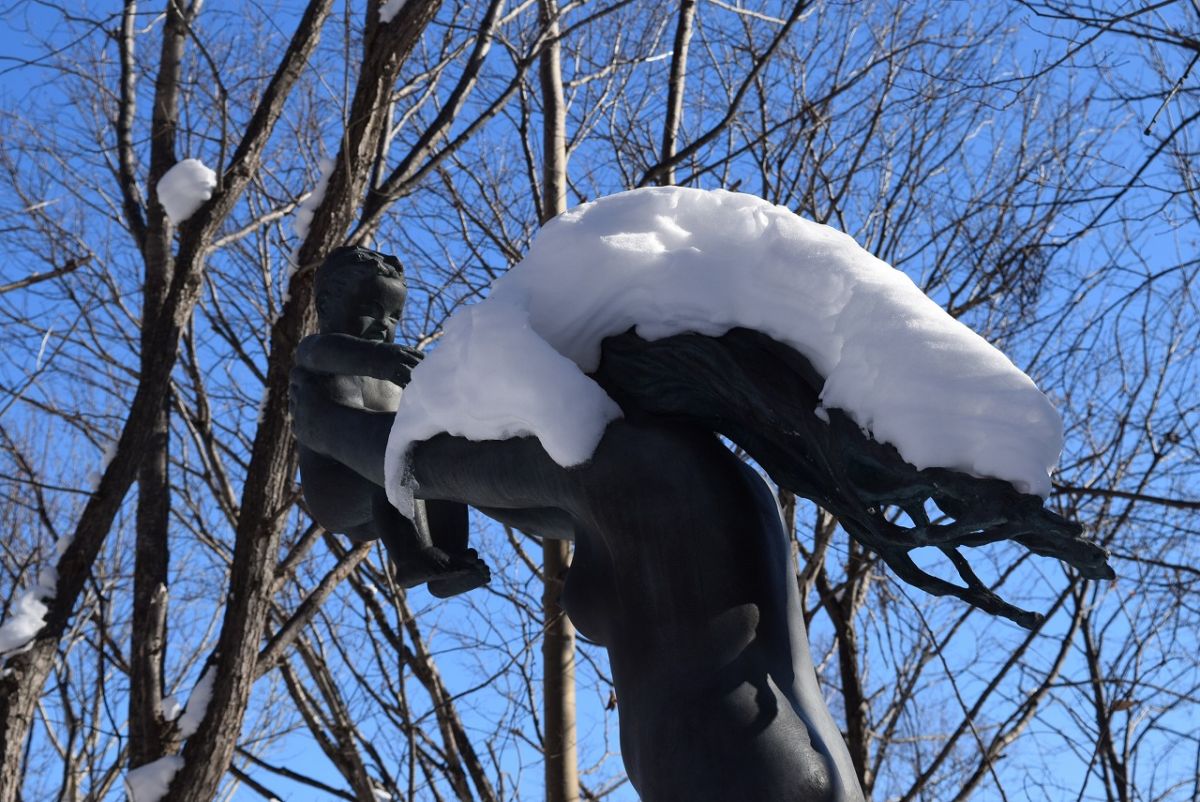 ≪母と子≫（グスタフ・ヴィーゲラン）／札幌芸術の森