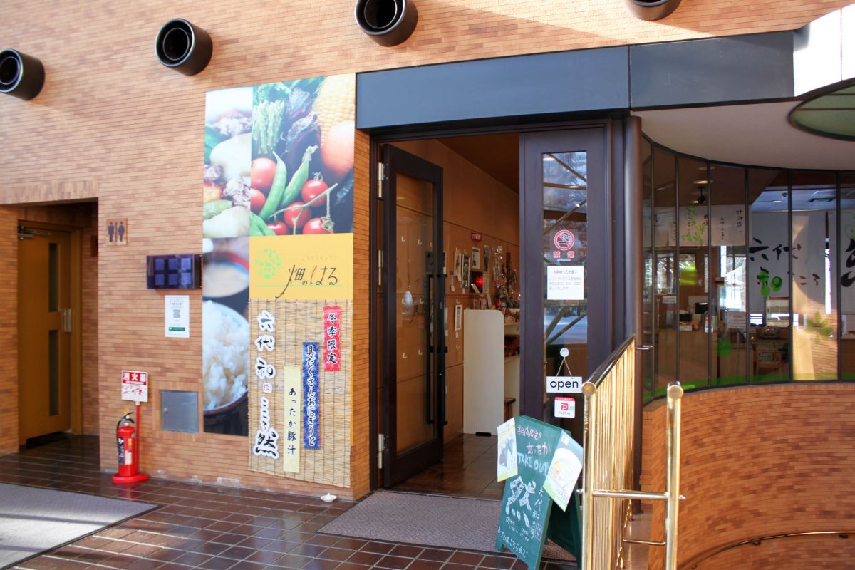 芸術の森で働くスタッフからも絶大な支持を受ける「ごちそうキッチン　畑のはる」。土日限定でカレーライスやうどんも登場します